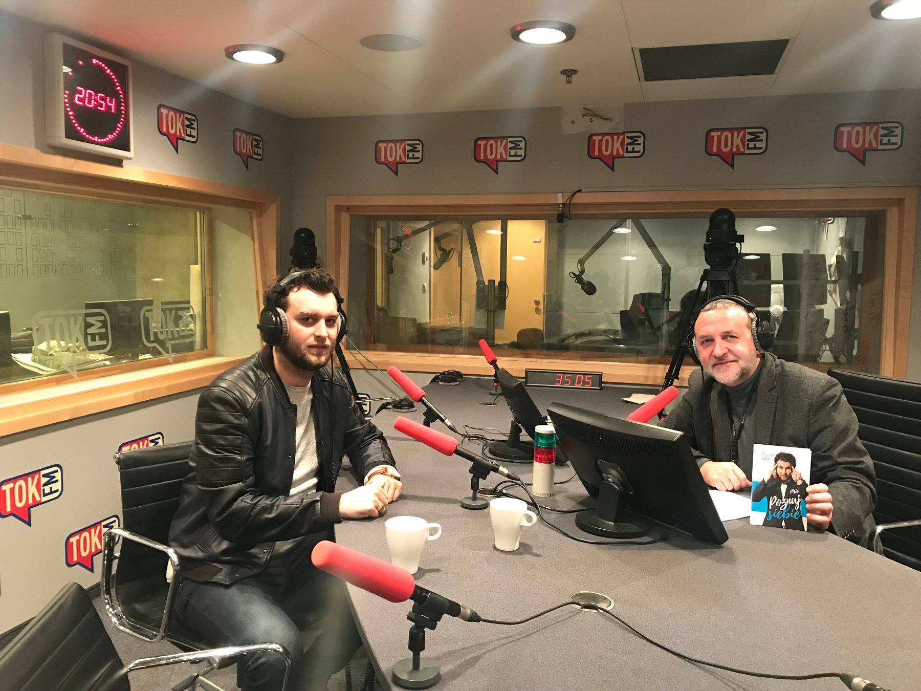 في استوديو راديو TOK FM