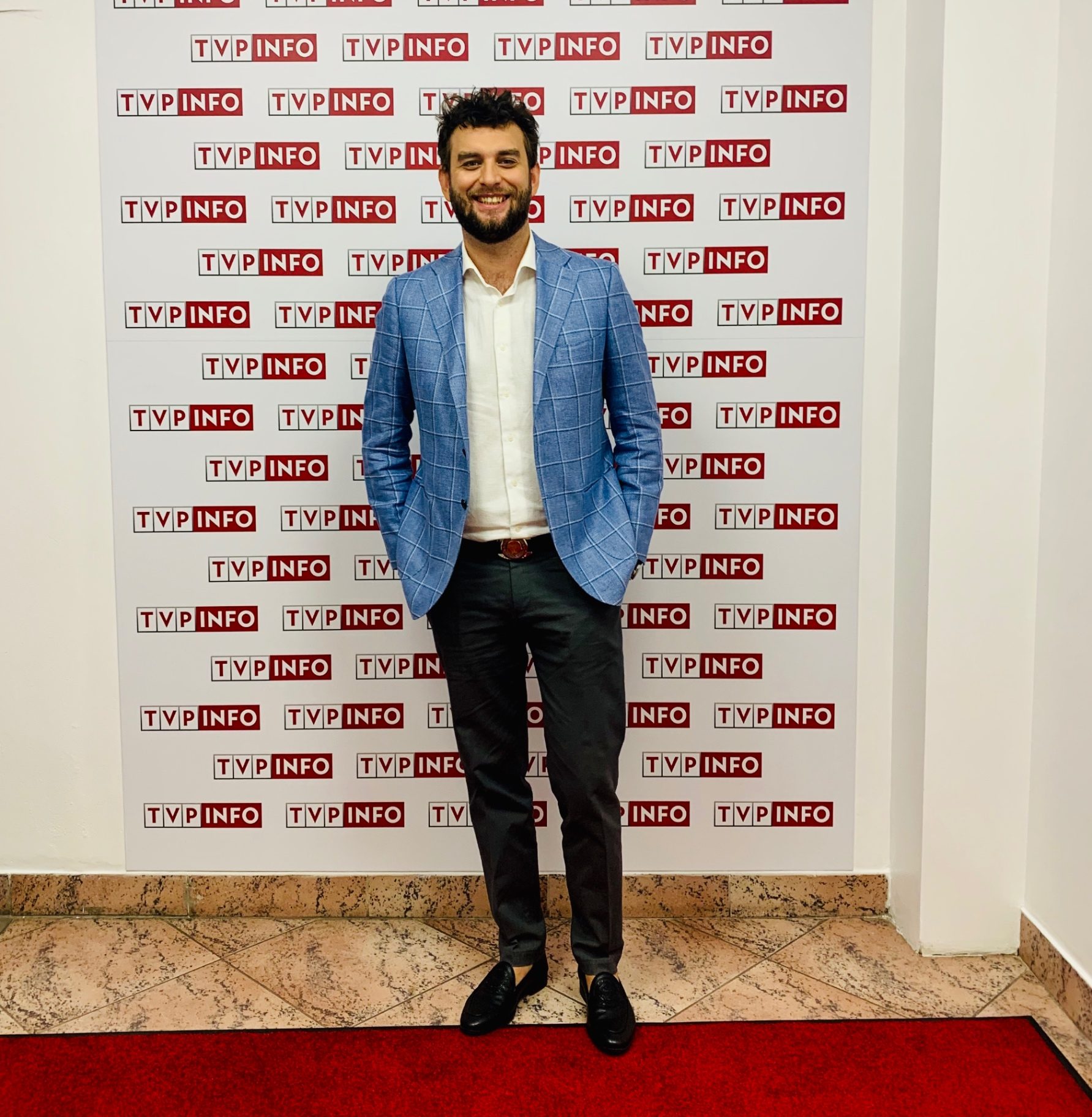 أمام جدار وسائل الإعلام لقناة TVP Info