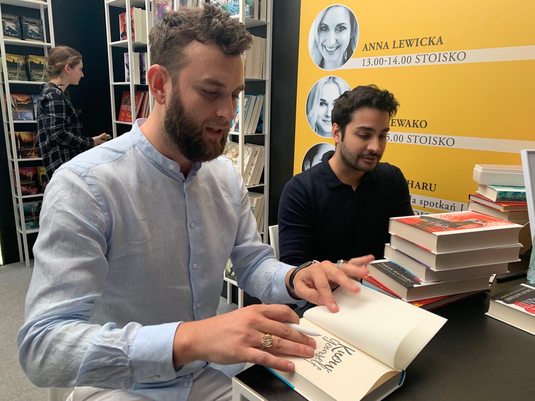 توقيع الكتب في معرض للكتاب